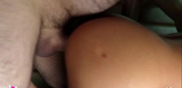 Junge deutsche Strassenhure treibt es mit Mega Schwanz Freier in dessen Auto in Hamburg und Kollege filmt
